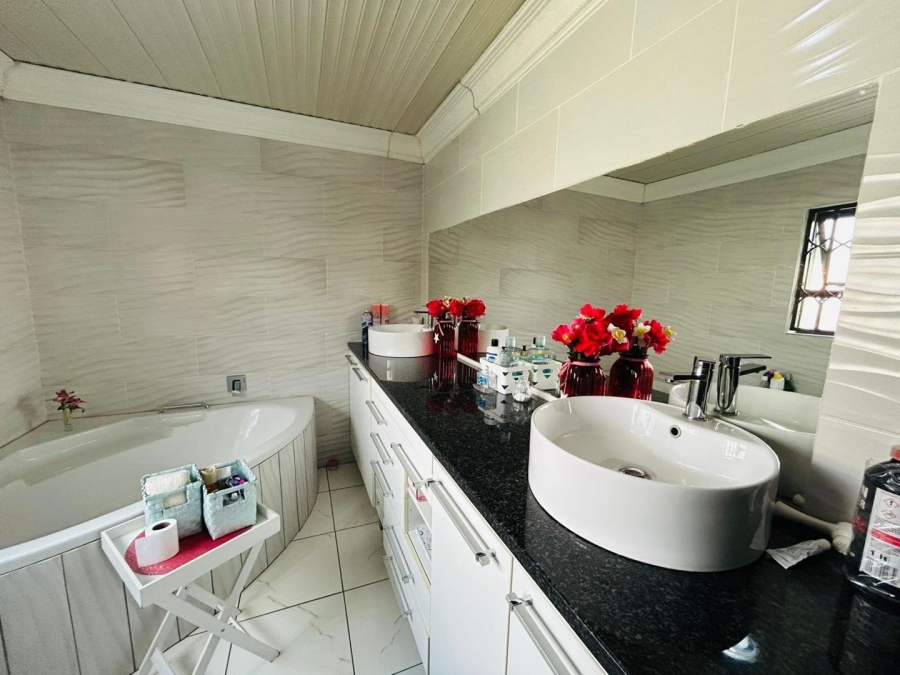 4 Bedroom Property for Sale in Strubenvale Gauteng