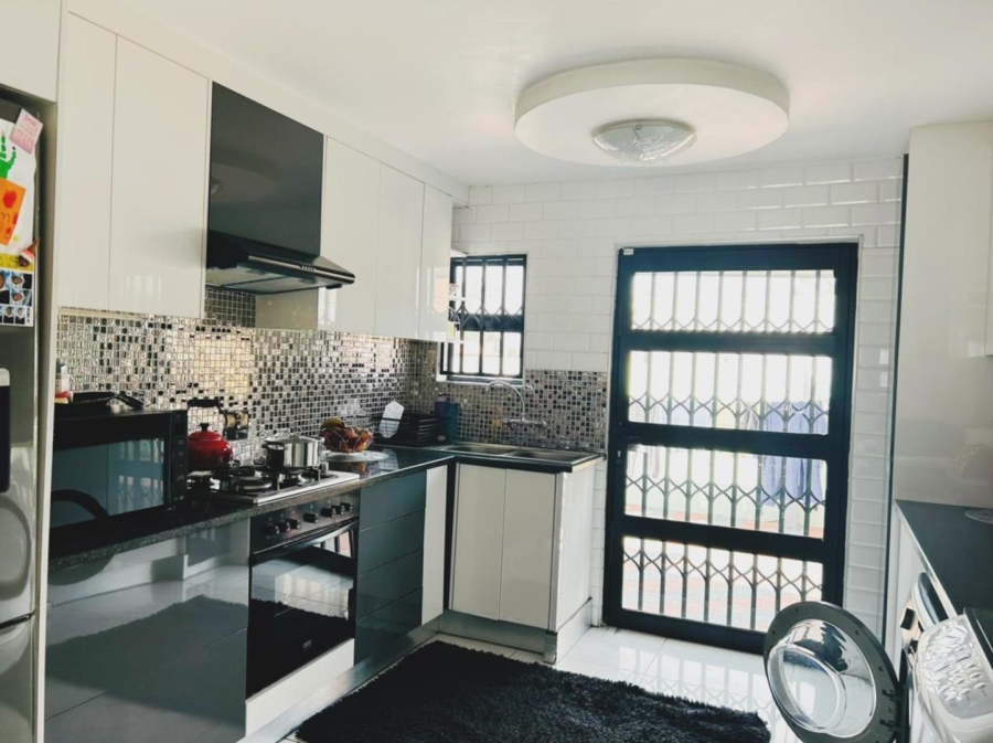 4 Bedroom Property for Sale in Strubenvale Gauteng