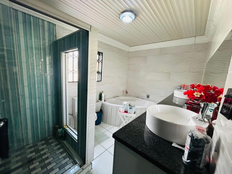 4 Bedroom Property for Sale in Strubenvale Gauteng