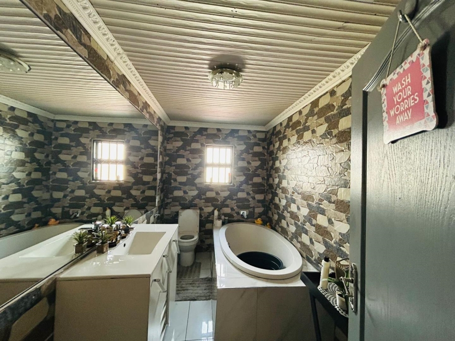 4 Bedroom Property for Sale in Strubenvale Gauteng