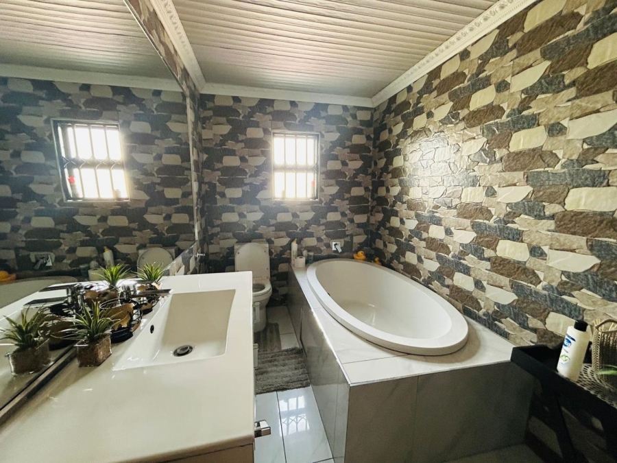 4 Bedroom Property for Sale in Strubenvale Gauteng