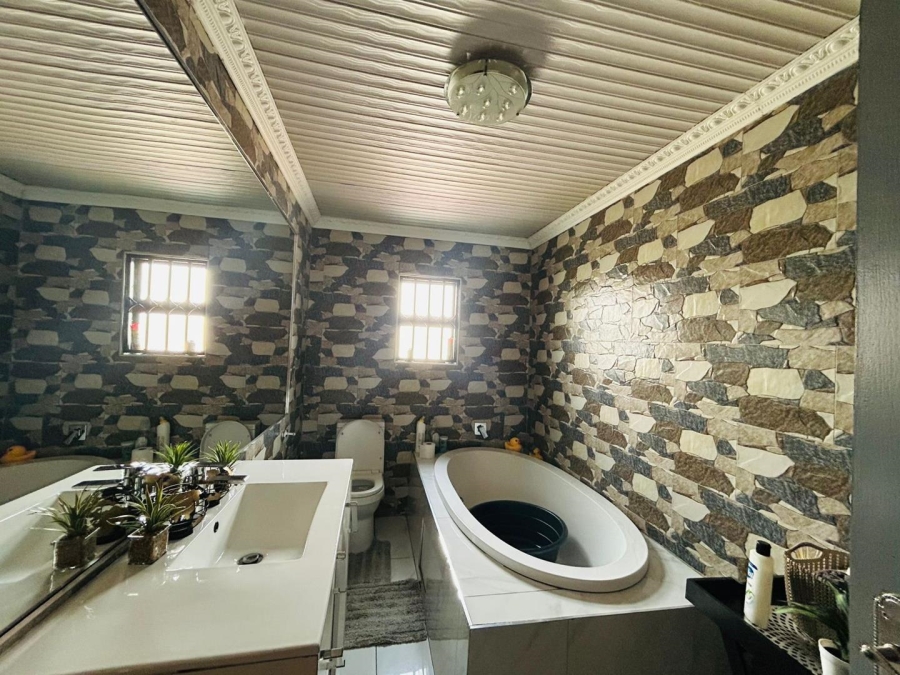 4 Bedroom Property for Sale in Strubenvale Gauteng