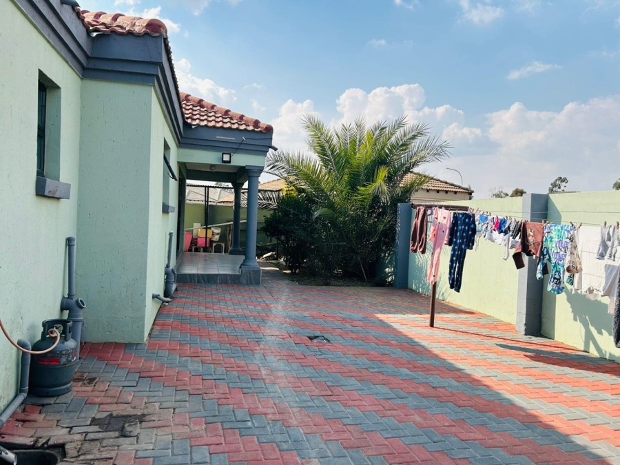 4 Bedroom Property for Sale in Strubenvale Gauteng