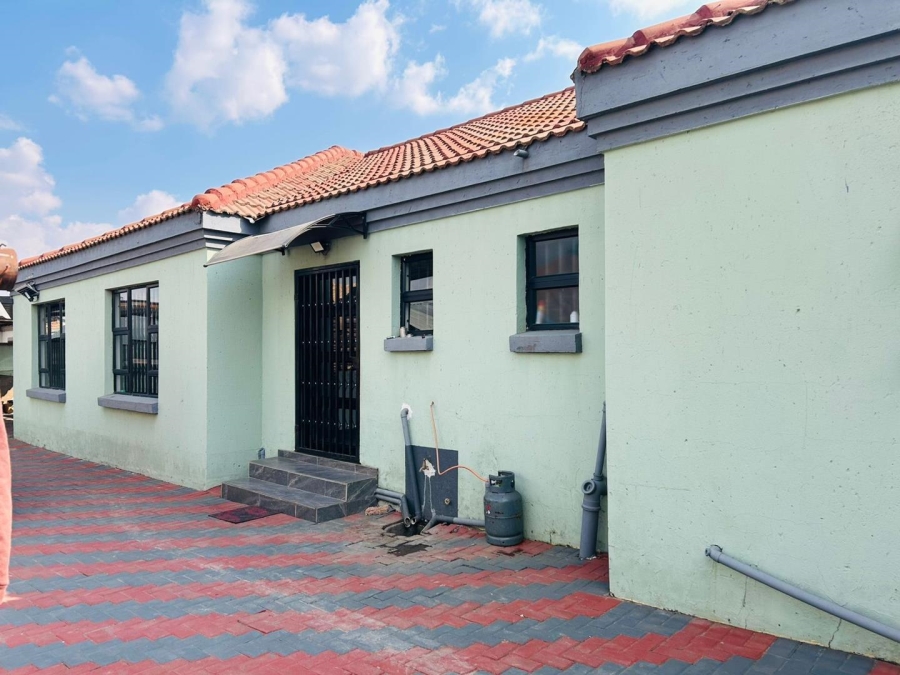 4 Bedroom Property for Sale in Strubenvale Gauteng
