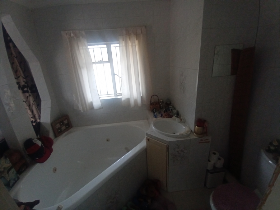 4 Bedroom Property for Sale in Mondeor Gauteng