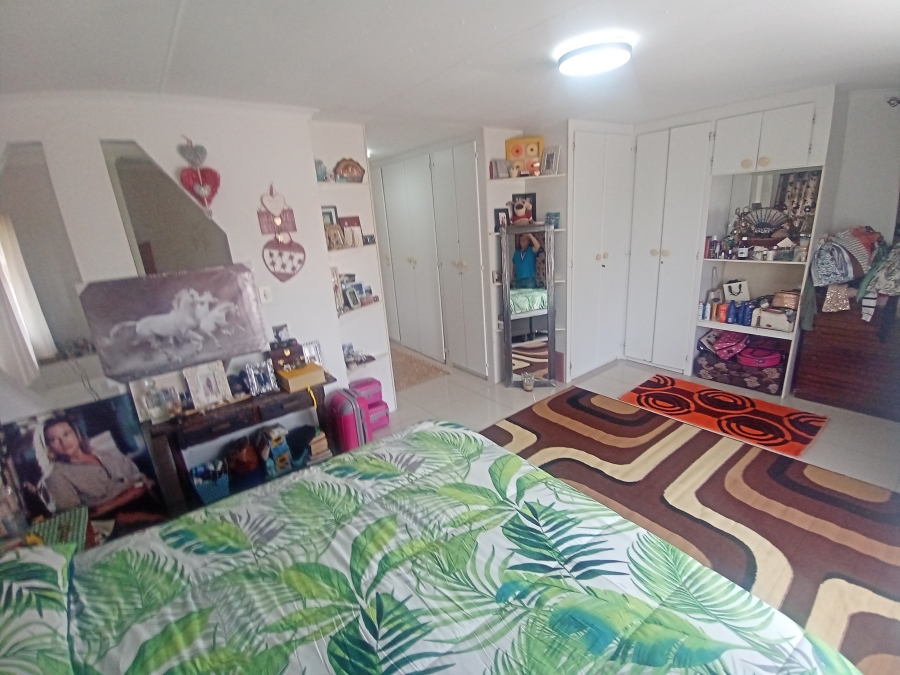 4 Bedroom Property for Sale in Mondeor Gauteng