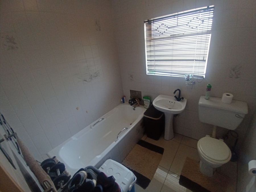 4 Bedroom Property for Sale in Mondeor Gauteng