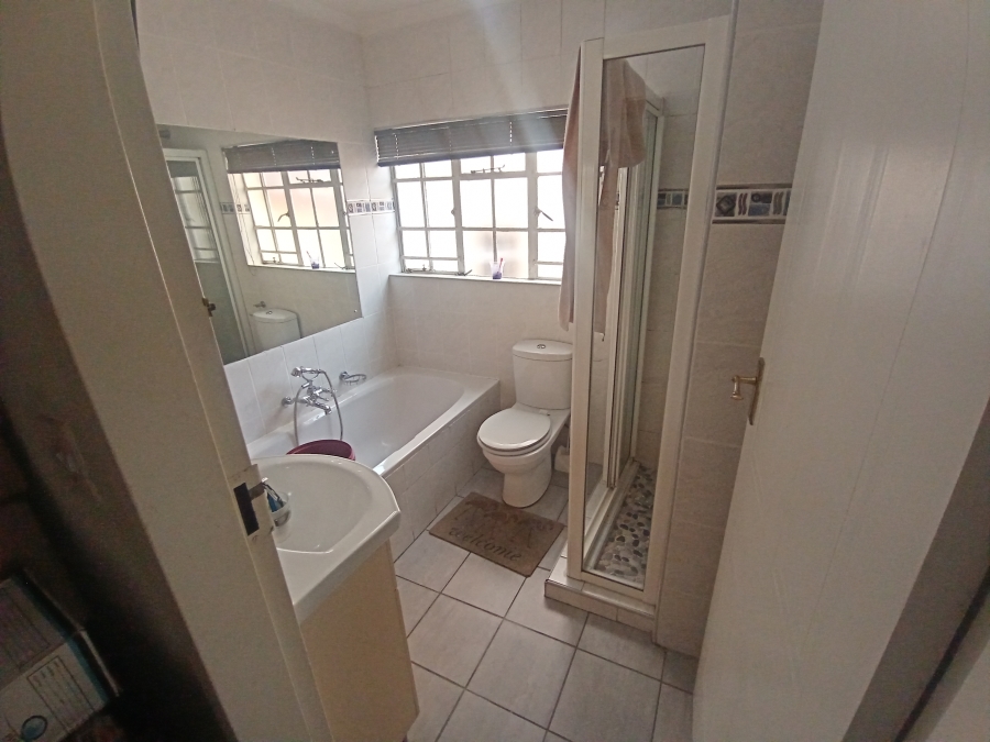 6 Bedroom Property for Sale in Winchester Hills Gauteng