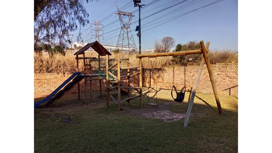 2 Bedroom Property for Sale in Buccleuch Gauteng