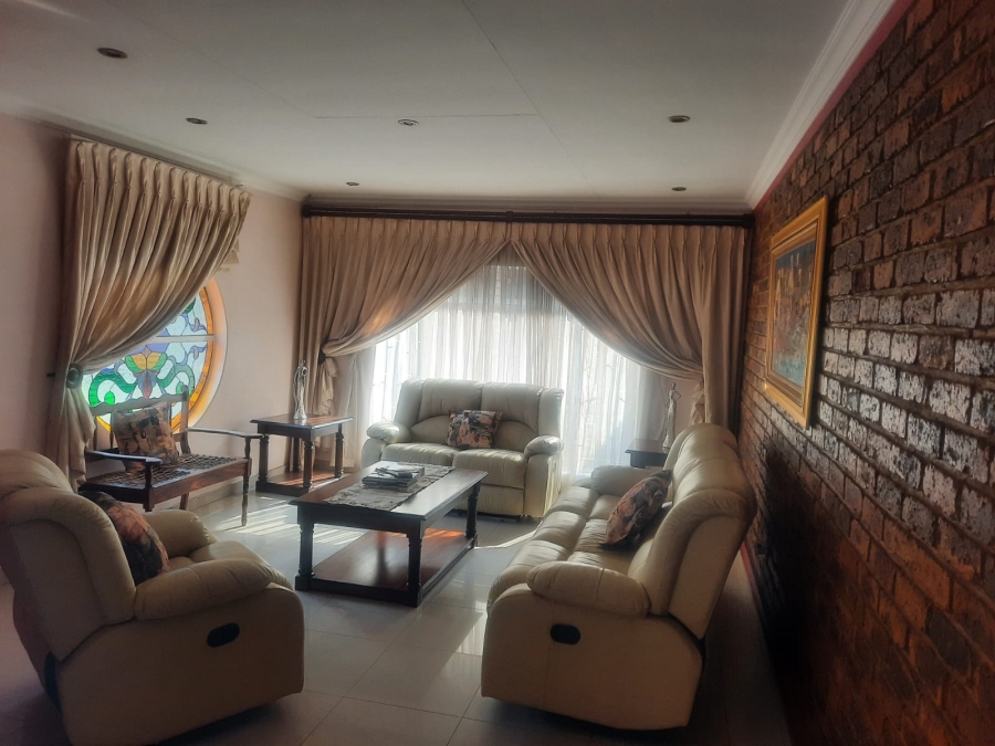 4 Bedroom Property for Sale in Falcon Ridge Gauteng