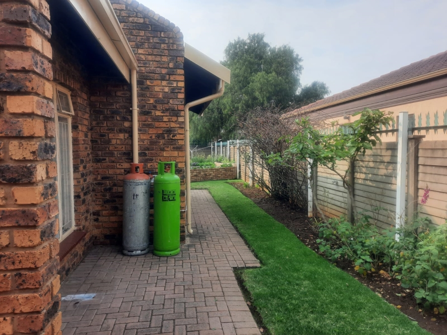 4 Bedroom Property for Sale in Falcon Ridge Gauteng