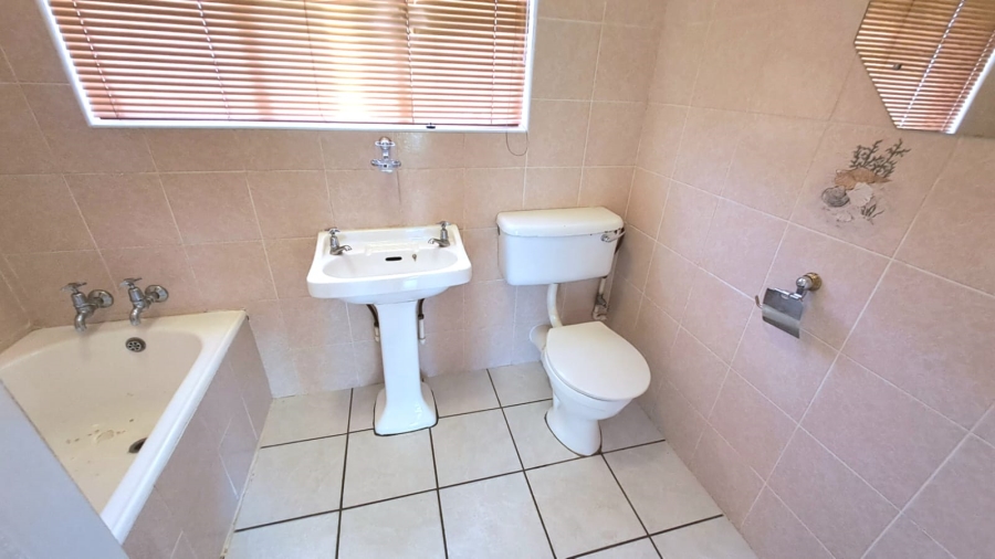 To Let 3 Bedroom Property for Rent in Risiville Gauteng