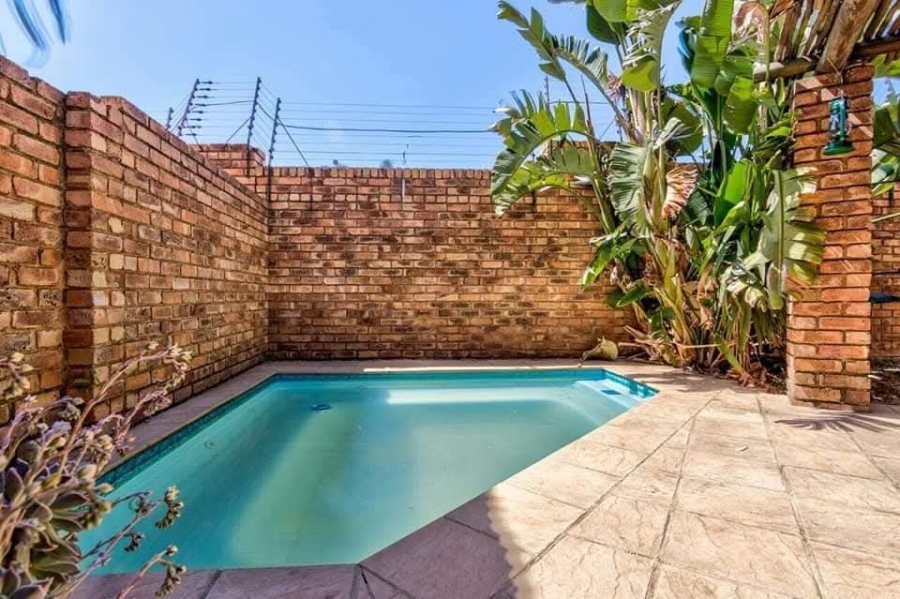 2 Bedroom Property for Sale in Glen Marais Gauteng