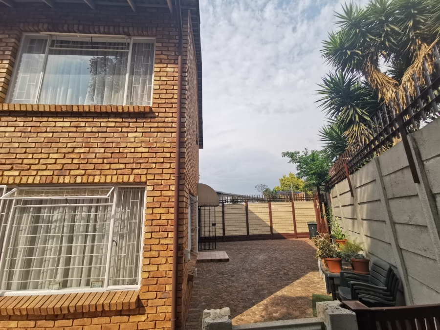 4 Bedroom Property for Sale in Brackenhurst Gauteng