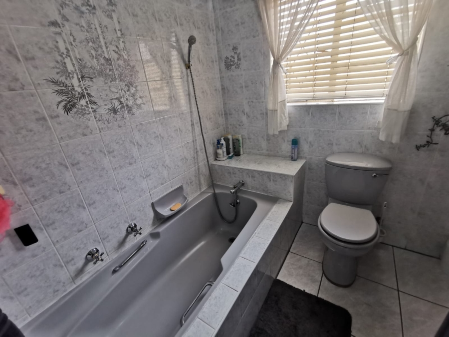 4 Bedroom Property for Sale in Brackenhurst Gauteng