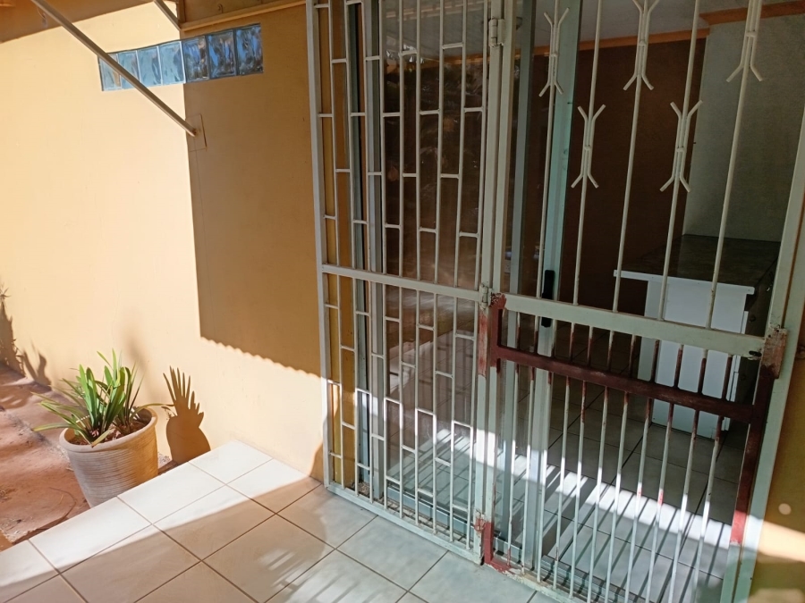 To Let 1 Bedroom Property for Rent in Florida Gauteng