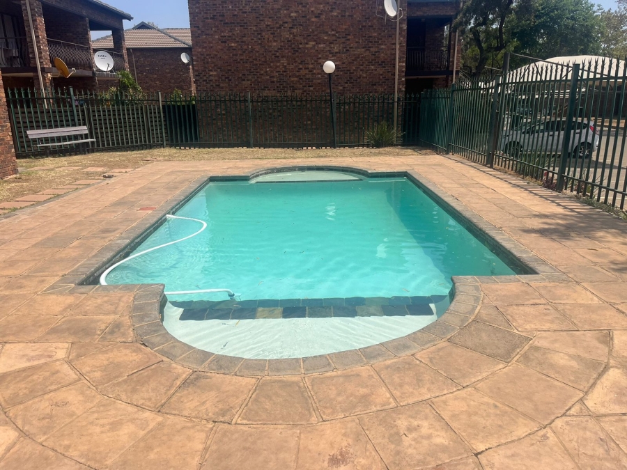 To Let 2 Bedroom Property for Rent in Sonneveld Gauteng