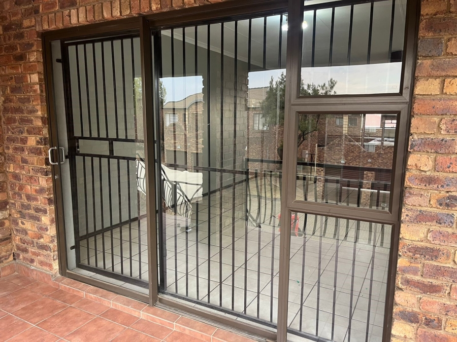To Let 2 Bedroom Property for Rent in Sonneveld Gauteng