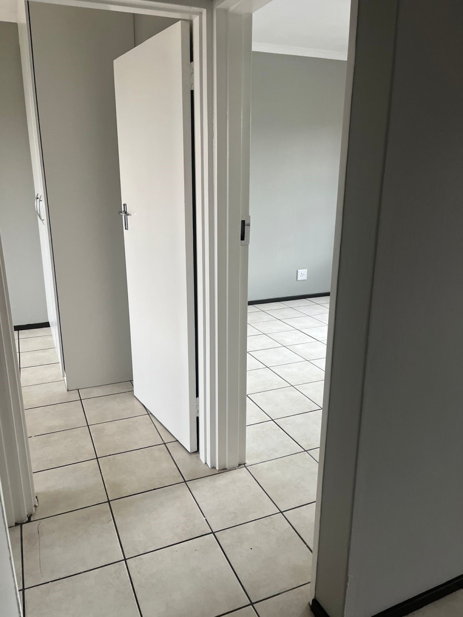 To Let 2 Bedroom Property for Rent in Sonneveld Gauteng