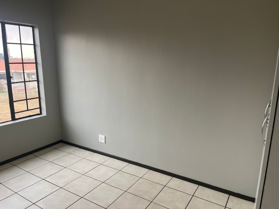 To Let 2 Bedroom Property for Rent in Sonneveld Gauteng