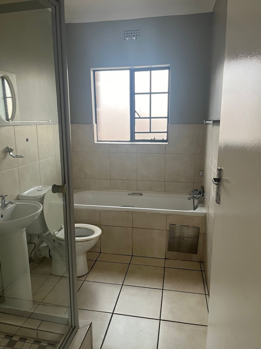 To Let 2 Bedroom Property for Rent in Sonneveld Gauteng