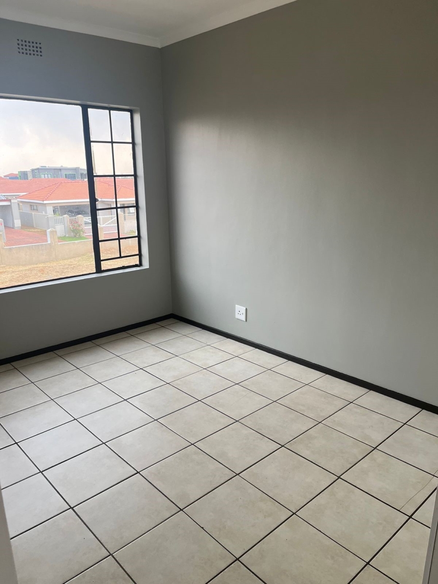To Let 2 Bedroom Property for Rent in Sonneveld Gauteng