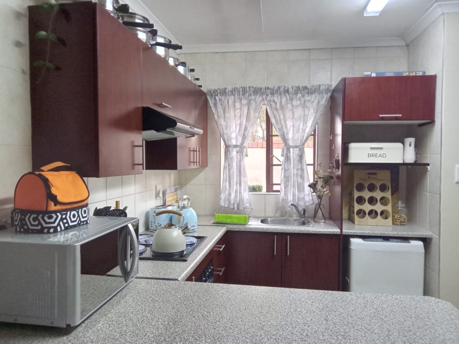 To Let 2 Bedroom Property for Rent in Strubenvale Gauteng