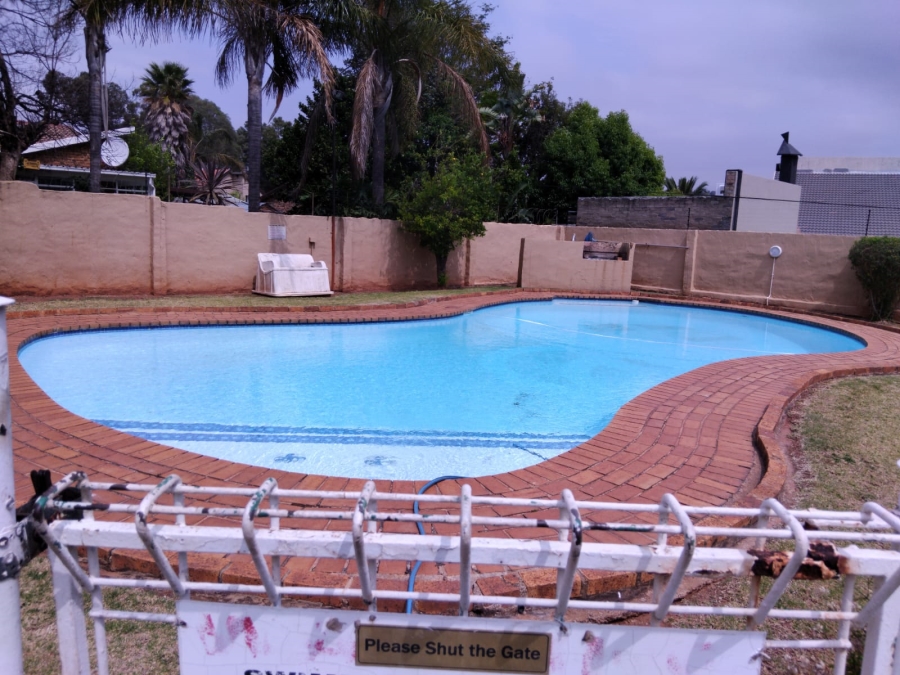 2 Bedroom Property for Sale in Roodekrans Gauteng