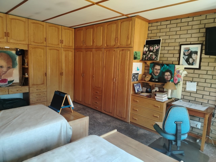 5 Bedroom Property for Sale in Kenleaf Gauteng
