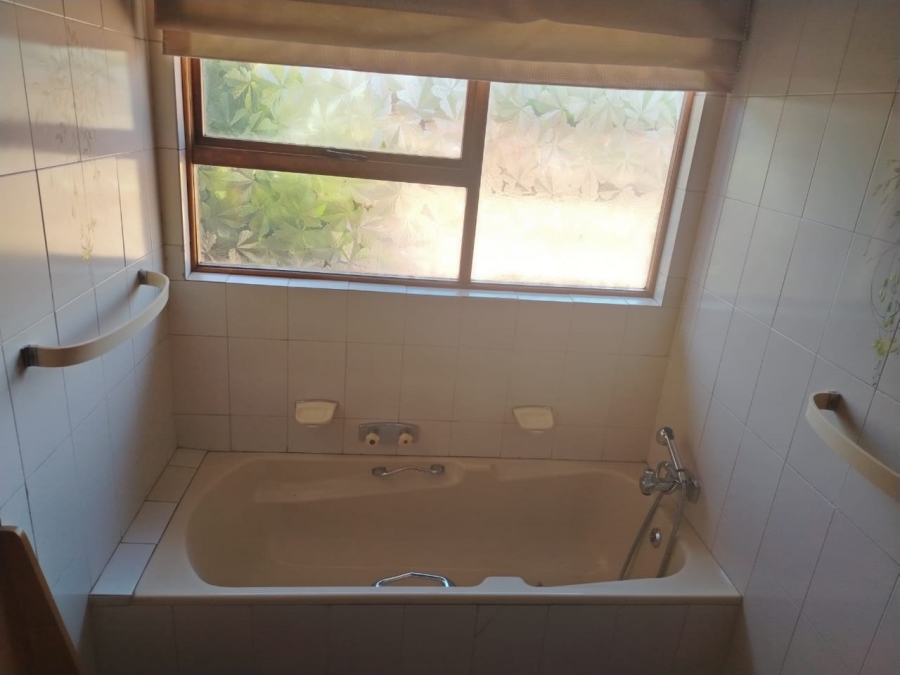 5 Bedroom Property for Sale in Kenleaf Gauteng