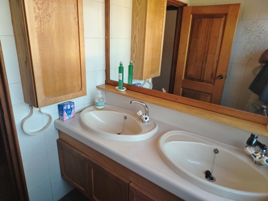 5 Bedroom Property for Sale in Kenleaf Gauteng