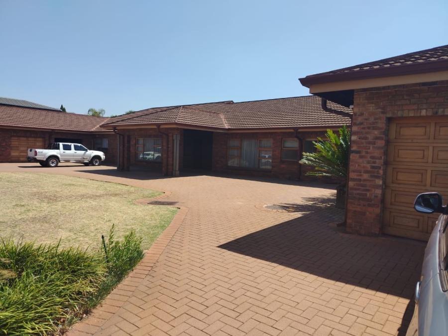 5 Bedroom Property for Sale in Kenleaf Gauteng