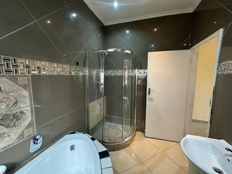 To Let 3 Bedroom Property for Rent in Rosettenville Gauteng