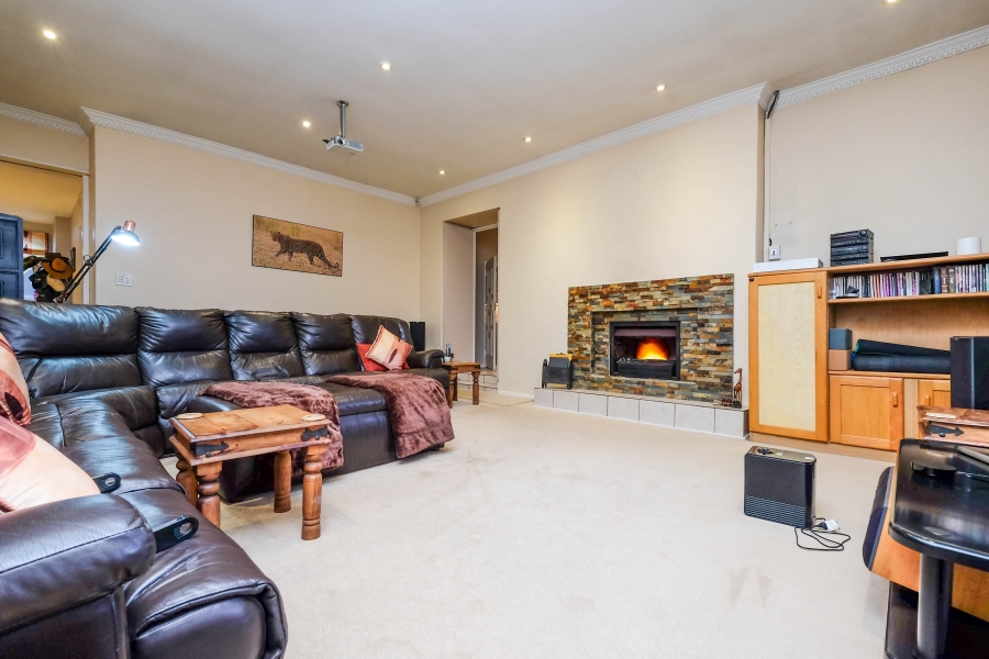 To Let 4 Bedroom Property for Rent in Oaklands Gauteng