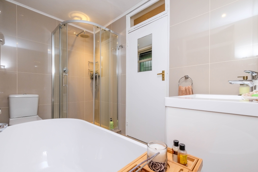 To Let 4 Bedroom Property for Rent in Oaklands Gauteng