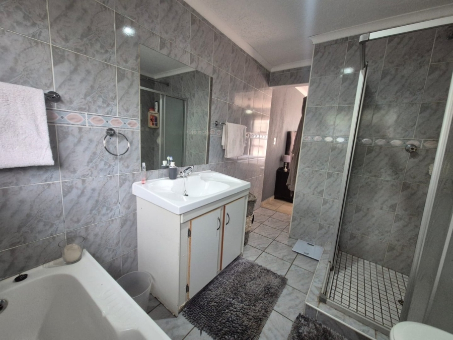3 Bedroom Property for Sale in Noordheuwel Gauteng