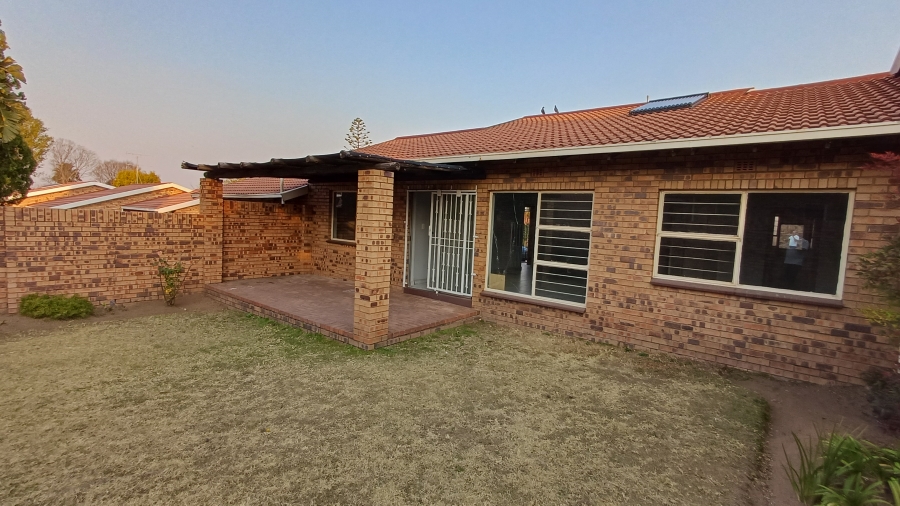 To Let 2 Bedroom Property for Rent in Buccleuch Gauteng