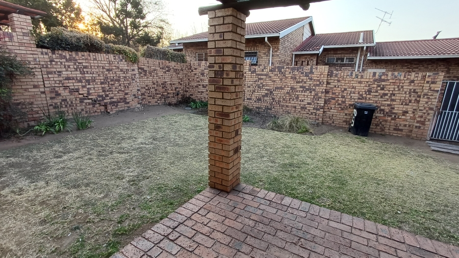 To Let 2 Bedroom Property for Rent in Buccleuch Gauteng