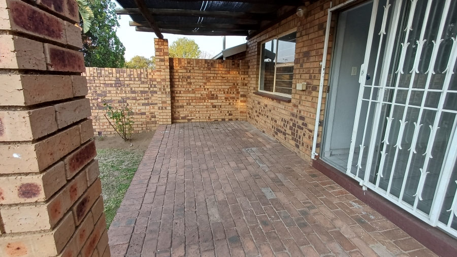 To Let 2 Bedroom Property for Rent in Buccleuch Gauteng