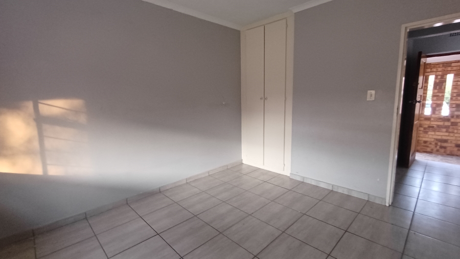 To Let 2 Bedroom Property for Rent in Buccleuch Gauteng