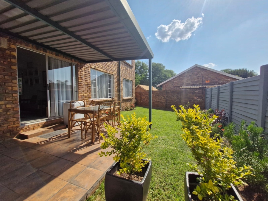 2 Bedroom Property for Sale in Rooihuiskraal North Gauteng