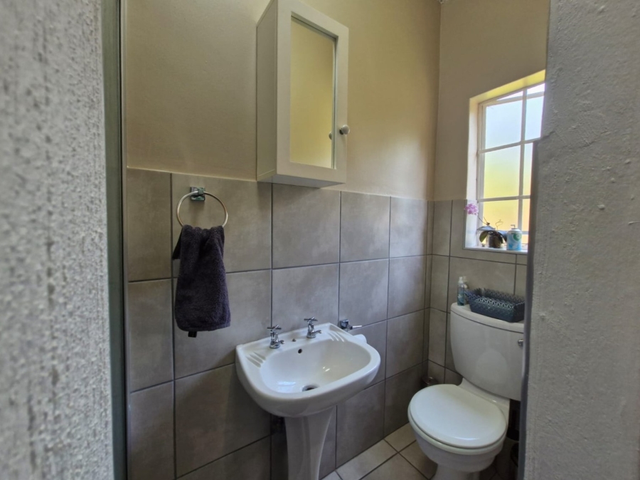 2 Bedroom Property for Sale in Rooihuiskraal North Gauteng