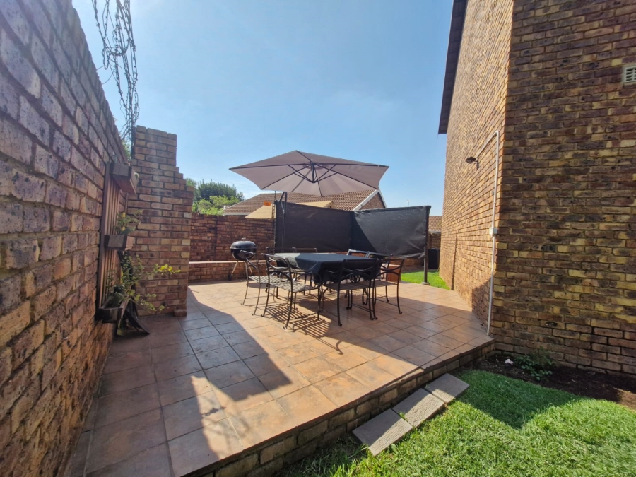 2 Bedroom Property for Sale in Rooihuiskraal North Gauteng