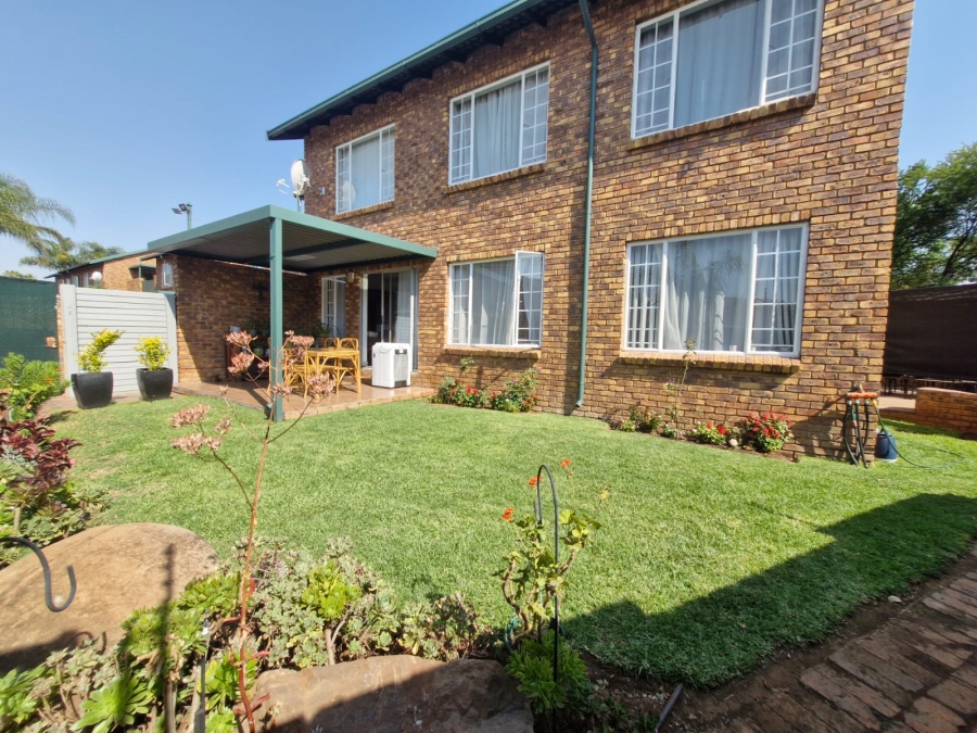 2 Bedroom Property for Sale in Rooihuiskraal North Gauteng