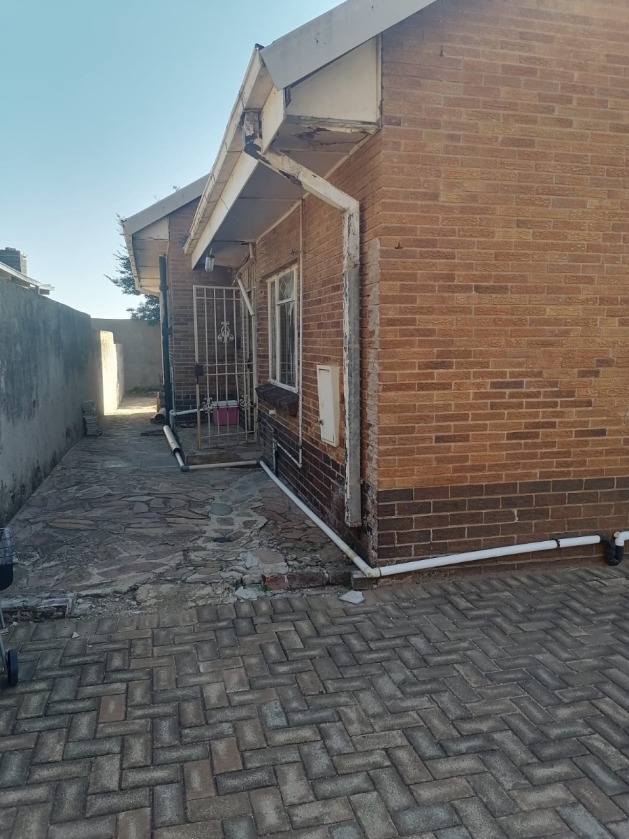 7 Bedroom Property for Sale in Dube Gauteng