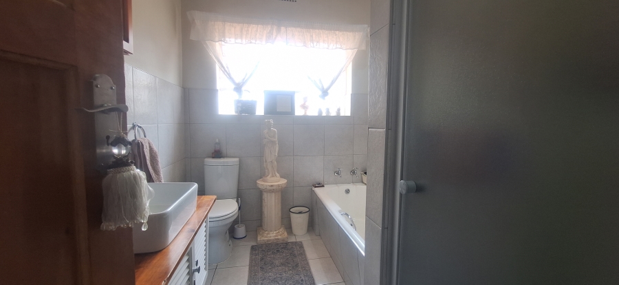 5 Bedroom Property for Sale in Kenmare Gauteng
