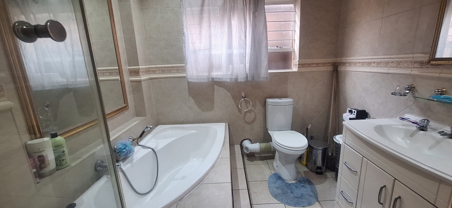 5 Bedroom Property for Sale in Kenmare Gauteng