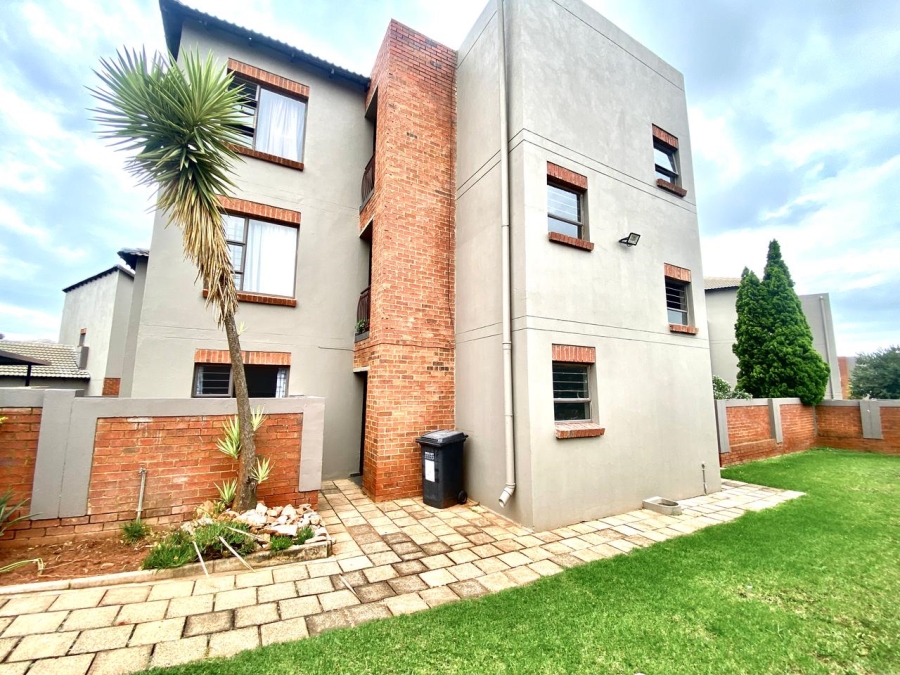 2 Bedroom Property for Sale in Noordheuwel Gauteng
