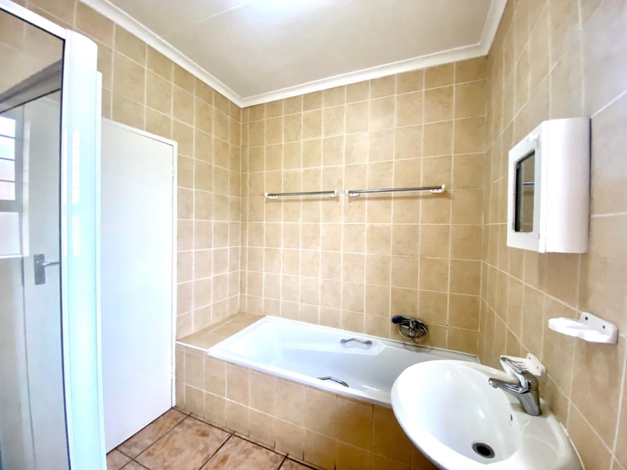 2 Bedroom Property for Sale in Noordheuwel Gauteng