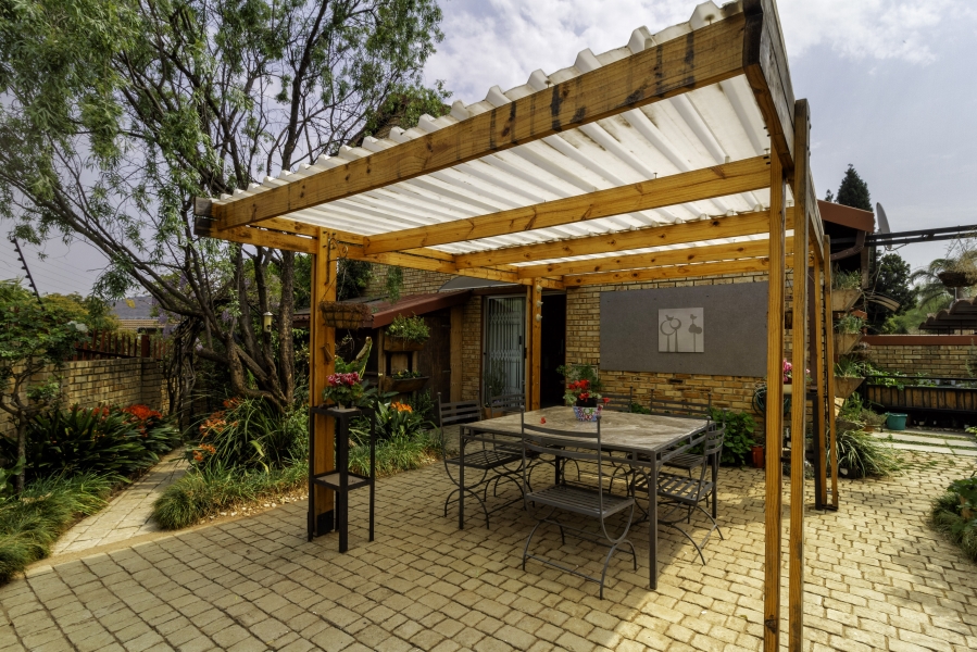 3 Bedroom Property for Sale in Wilgeheuwel Gauteng